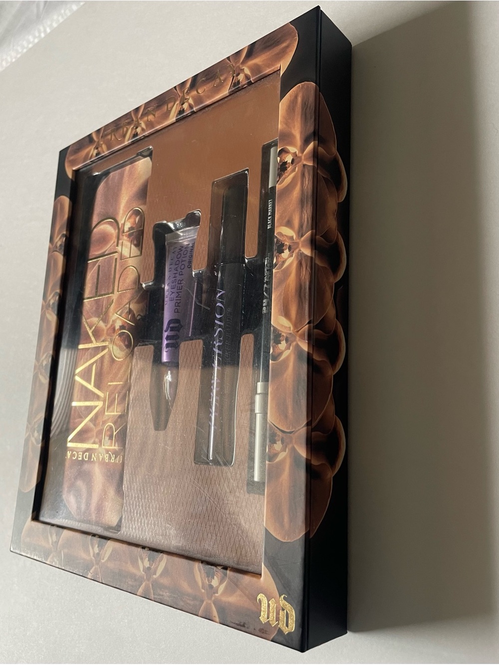 Urban Decay Eyeshadow Set with Brown and Gold Tones - Picture 4 of 7